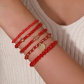 Set da 5 pezzi di bracciali bohémien con perline rosse e ciondoli dorati da donna - Combinazione Perline Rosso Intenso (ZJ14465)