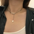 Collier double couche œil maléfique argenté avec chaîne à billes et pendentif métallique - Style Étiquette Ovale Épissage Industriel (ZJ3092)