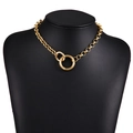 Collier à grosse chaîne dorée avec deux anneaux imbriqués sur un présentoir noir - Style Double Anneau Urbain Simple (ZJ3494)