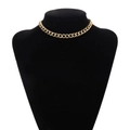 Collier ras du cou à maille gourmette dorée polie sur support de présentation noir - Grosse Chaîne Cubaine Poli Miroir (ZJ3679)