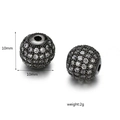 Vista detallada de cuentas de cobre negro de 10mm con circonitas engastadas para hacer joyas - Negro Pistola con Strass Blanco