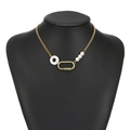 Collier mousqueton doré avec trois perles et anneau blanc sur buste noir - Style Mousqueton Perle Anneau Or (ZJ3895)