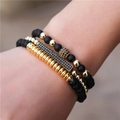 Gros plan d'un ensemble de trois bracelets perlés avec perles mates et détails en zircon noir - Style Boule Zirconium Micro-Incrustée Or (ZJ2100G)