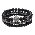 Dettaglio macro del set di bracciali in perle nere opache con testa di leone argento e corona - Stile Decorativo Testa di Leone & Corona (ZJ2728)
