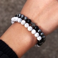 Set de bracelets pour hommes avec pierres marbrées blanches, perles noires mates et croix - Style Double Couche Croix Howlite Blanche (ZJ3109)
