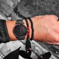 Montre homme noire en maille avec accents rouges et ensemble de bracelets perlés - Style Chaîne de Montre Noir Rouge (ZJ5108)