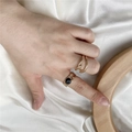 Détails de la bague nœud doré et de la bague chaîne avec pierre noire sur main - Or (ZJ4160)