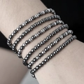 Detailopname van meerlaagse hematiet kralenarmbanden met een metallic spiegelende glans - Donkergrijze Spiegel Multi-wrap Stijl (ZJ12973)
