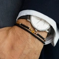 Heren kralenarmband set met zwarte onyx en tijgeroog gedragen bij een luxe horloge - Business Stijl Tijgeroog & Metalen Tussenschotten (ZJ13069)