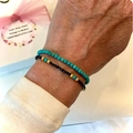 Boheemse elastische armbandset met turquoise kralen en gouden accenten om de pols - Turkoois Ultrafijne Kralen Gelaagdheid (ZJ13068)