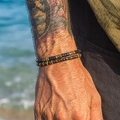 Elastische lavasteen en houten kralen armbandset voor heren in vintage strandstijl - Matte Zwarte Steen & Tawny Tijgeroog (ZJ13081)