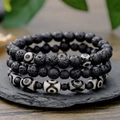 Ensemble de trois bracelets pour hommes en pierre de lave noire avec perles à motifs - Ensemble 3 pièces pierre volcanique motif Dzi (ZJ13661)