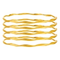 Detail van zes gouden gegolfde armbanden met een gepolijste spiegelglans afwerking - Gouden Glanzende Golf Dynamische Stijl (ZJ12546)
