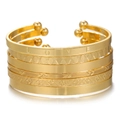Bohemian goudkleurige LOVE-armbandset met gehamerde patronen en pijlelementen - Gouden LOVE Gegraveerde Stapelbare Stijl (ZJ12657)