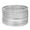 Detailopname van gestapelde zilveren metalen armbanden met gepolijste en reliëfstructuur - Zilveren Gelaagde Ruit Set (ZJ12668)