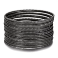Macro detail van getextureerde en gladde zwarte metalen armbanden in een gestapelde set - Zwarte Gelaagde Ruit Set (ZJ12669)