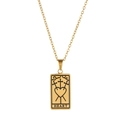 Détail du pendentif tarot doré avec motif de cœur, épées croisées et texte gravé - Style Cœur Or (ZJ5379)