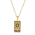 Détail du collier pendentif tarot Le Soleil doré avec finition polie et chaîne fine - Style Le Soleil Or (ZJ5381)