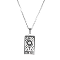 Détail de la médaille de tarot argentée Le Soleil gravée sur une chaîne en acier titane - Style Le Soleil Argent (ZJ5382)