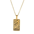 Gros plan du pendentif tarot La Lune en acier inoxydable doré sur chaîne fine - Style La Lune Or (ZJ5385)