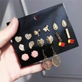Set de 9 pares de pendientes dorados con dijes de corazón, flores y hojas en tarjeta - Estilo Patatas Fritas Divertidas Dorado (ZJ5201)