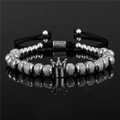 Pulsera de corona plateada con cuentas texturizadas y cordón negro ajustable sobre fondo negro - Corona Plateada-6MM