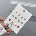 Detailaufnahme eines Sets aus sechs Paar süßen Keramik-Erdbeer- und Kirschohrsteckern - 925 Silberstecker / Kaninchen Karotte Künstliche Perle Stil (ZJ5865)