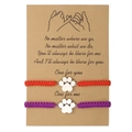 Dettaglio di due braccialetti dell'amicizia intrecciati con ciondolo a forma di zampa - Stile Impronta di Zampa Cordino Colorato (ZJ12321)