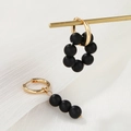 Asymmetrische goldene Ohrringe mit schwarzen matten Perlen und eleganten Süßwasserperlen - Schwarze Matte Perle (ZJ6527)