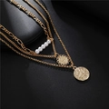 Collar dorado de tres capas con perlas y colgantes de moneda sobre cuero negro - Dije de perla de moneda de retrato de triple capa (ZJ2502)