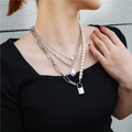 Collar plateado multicapa con colgante de corazón, candado y perlas sobre ropa negra - Dije de medallón de perla multicapa de plata (ZJ4012)