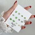 Nahaufnahme grüner 925er Silbernadel-Ohrstecker-Set mit Herz- und Gänseblümchen-Motiv - 925 Silberstecker / Grün-Weiße Serie Geometrisch (ZJ6703)