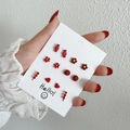 Nahaufnahme von roten 925er Silber Ohrsteckern mit Herz- und Blumen-Resin-Anhängern - 925 Silberstecker / Rotes Spaß-Set (ZJ6704)
