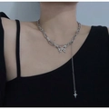 Collar de mariposa plateado con cadena asimétrica y colgante largo de estrella - Borla asimétrica mariposa de plata (ZJ3642)