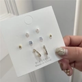 Set mit vier Mini-Ohrsteckern mit Perlen und Kristallen auf einer Displaykarte - 925 Silberstecker / Gold Künstliche Perle Strass Kombi (ZJ5604)