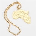 Collar de cadena box dorada con un colgante del mapa de África y superficie texturizada - Textura de mapa de África dorada (ND7993)