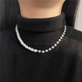 Elegante collar de margaritas y perlas blancas para mujer sobre un suéter negro fino - Collar de retazos de margaritas y perlas (ZJ6237)