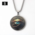Vue macro du pendentif Œil de Horus en acier inoxydable avec émail bleu et chaîne - Style Vintage Mystique Œil d'Horus (B) / Pendentif avec Chaîne Box (50cm)