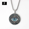 Détail du pendentif œil bleu avec motifs géométriques sur une chaîne à perles carrées - Style Mystique de l'Œil de la Providence (F) / Pendentif avec Chaîne Box (50cm)