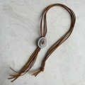 Westerse Bolo Tie met zilveren ovale hanger en bruin suède koord op marmeren blad - Bruin