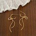 Elegante goldene Schleifenohrringe mit S925-Silbernadeln auf Vintage-Holz und Spitze - Stromlinienförmiger Bandschleifen-Silberstift-Stil (ZJ13405)