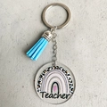 Portachiavi arcobaleno in acrilico con stampa leopardata, nappa blu e scritta Teacher - Arcobaleno Leopardato