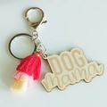 Détail du porte-clés en bois gravé DOG Mama avec des pompons en coton rose dégradé - Style de Gland Dégradé Rose Macaron (8)
