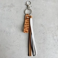 Porte-clés artisanal en cuir marron avec bandes gaufrées et pompons tricolores - Style Grain de Bois Marron (1)