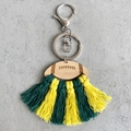 Portachiavi in legno a forma di football americano con nappe verdi e gialle su grigio - Nappa Gialla E Verde (4)