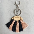 Dettaglio portachiavi rugby fatto a mano con ciondolo in legno e nappe colorate - Nappa Blu E Rosa (3)