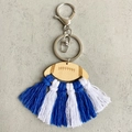 Dettaglio di ciondolo da football in legno inciso al laser con nappe di cotone blu e bianche - Nappa Blu E Bianca (2)