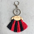 Dettaglio portachiavi football in legno con nappa macramè rossa e nera - Nappa Nera E Rossa (1)