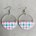 Minimalistische halbrunde Ohrringe aus Acryl und Plaid-Leder mit silbernen Metallhaken - Hellblau-weißes Kariertes Muster (6)