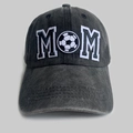 Detailaufnahme der Soccer Mom Stickerei und gewaschenen Denim-Textur auf der Baseballkappe - Verstellbar / Kohlegrau